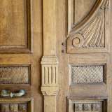 Non ci resta ora che andare a visitare l�edificio. Entriamo attraverso il portone in legno di accesso, aggiunto nei restauri degli anni 80 dall�architetto Paolo Portoghesi